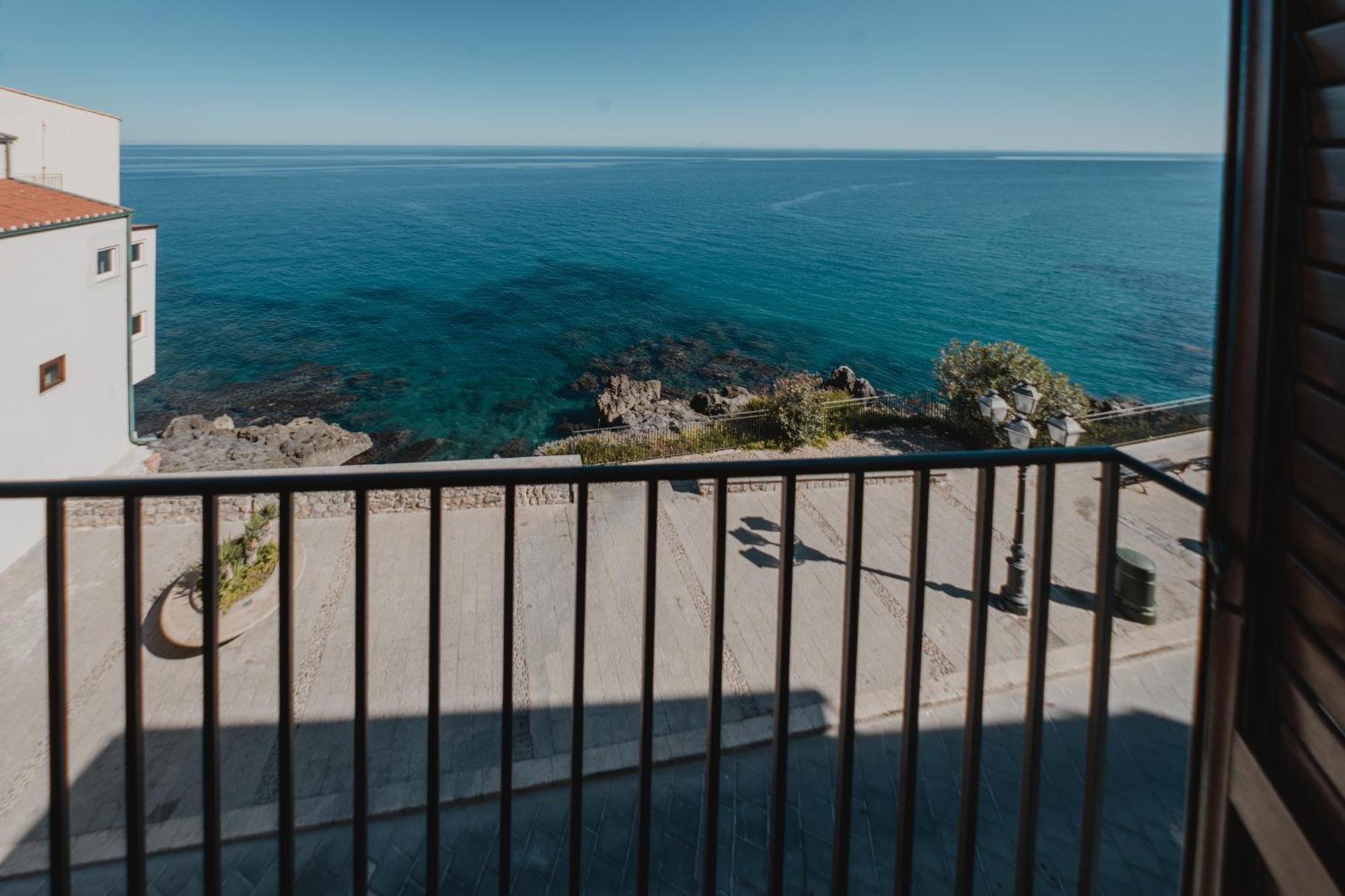 Tra La Rocca E Il Mare Di チェファル エクステリア 写真